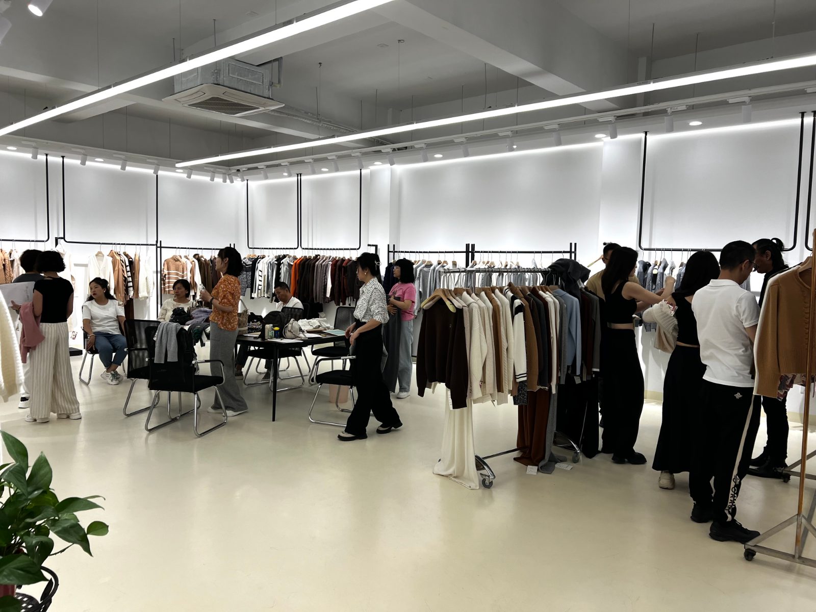 嘉兴市曼玥服饰科技有限公司 · 公司环境 第3张