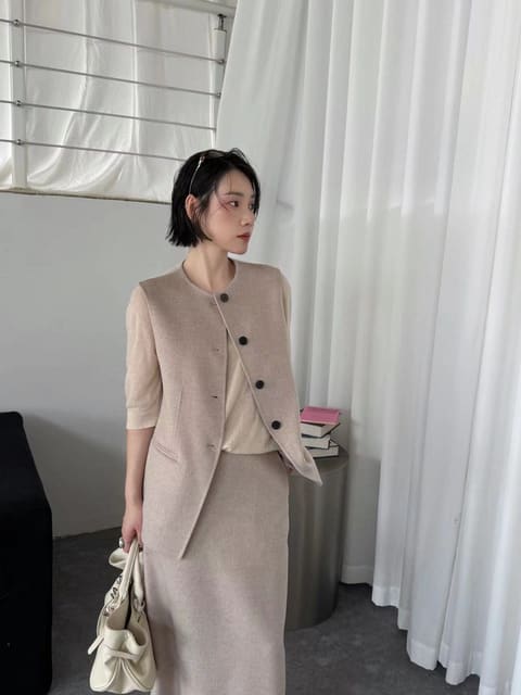 浅燕麦马甲+半裙套装🤎 浅燕麦温柔本命套装✨ 干净柔和的大地调 双面呢马甲搭配直筒半裙 黑扣点缀简约细节 内搭轻薄针织，温柔显贵 日常、通勤都很有气质