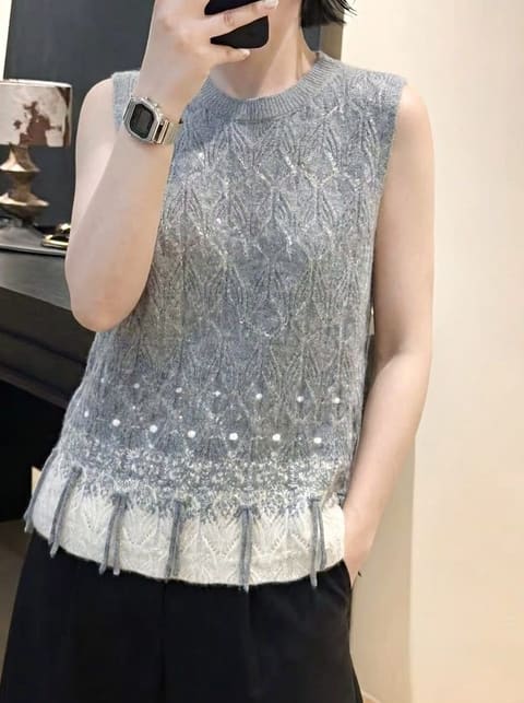 灰色 ；低饱和麻灰色调，高级不挑皮 重工绞花肌理，自带松弛复古感 下摆撞色提花+流苏，弱化沉闷感 柔和中性色系，日常通勤、休闲都适配 叠搭衬衫、黑色打底，清冷文艺氛围感直接拉满，门店受众广，很好搭货。