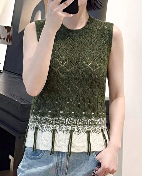 绿色；深沉复古墨绿色，自带秋日氛围感 色调沉稳有质感，不显老气 绞花纹理放大面料层次，下摆流苏增添灵动 适合喜欢森系、文艺风客群 搭米白、杏色内搭反差出彩，秋装陈列一眼吸睛。