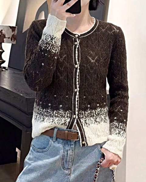 复古深咖，美拉德风本命色 经典深色系，显瘦百搭，耐脏好打理 绞花镂空+下摆米白提花渐变，弱化深色厚重感 珍珠金属扣点缀，精致感十足，秋季整套棕色系穿搭完美适配，走量主力色。