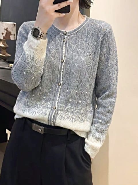 🩶麻灰色 低饱和麻灰调，清冷松弛氛围感 镂空绞花肌理，透气有层次，早秋单穿刚刚好 下摆+袖口米白渐变提花，柔和不沉闷 门襟精致小珍珠扣，细节高级耐看 不挑肤色，通勤、休闲都适配，门店很好搭配下装。