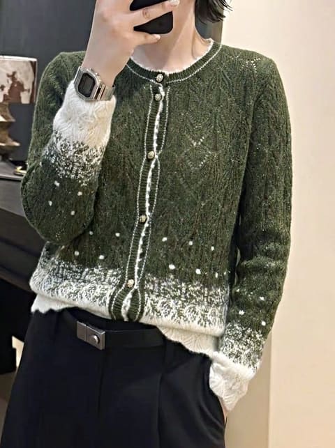 💚墨绿色 复古森系墨绿色，秋日氛围感拉满 色调沉稳显贵，不会老气 镂空织花自带肌理感，撞色米白渐变花纹，打破深色压抑感 自带复古文艺调性，搭配牛仔、半裙都出彩，陈列一眼抓眼球。