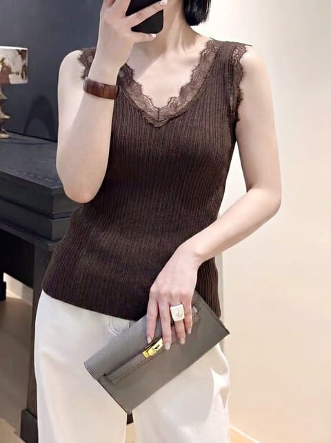 🤎深咖色 美拉德氛围感深咖，秋日高级感首选 醋酸羊绒混纺面料，柔软亲肤，垂感十足 双层V领睫毛蕾丝，精致女人味，修饰脖颈线条 竖坑条肌理，修身显瘦，不紧绷 搭配西装、开衫都出彩，秋季穿搭万能打底色