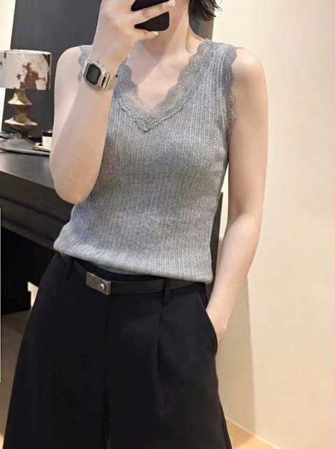 灰色 高级调麻灰，清冷松弛氛围感 醋酸羊绒混纺，自带细腻光泽，质感高级 V领蕾丝花边，增添柔美感，中和灰色的干练 坑条弹力面料，包容身形，通勤日常都适配，很好搭配外套。