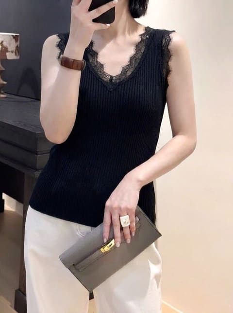 ⚫黑色 经典万能黑，永不过时刚需款 醋酸羊绒面料，细腻顺滑，弹力好 双层V睫毛蕾丝，精致小性感，修饰锁骨 修身坑条剪裁，显瘦收敛身形，内搭之王，门店走量主力色。