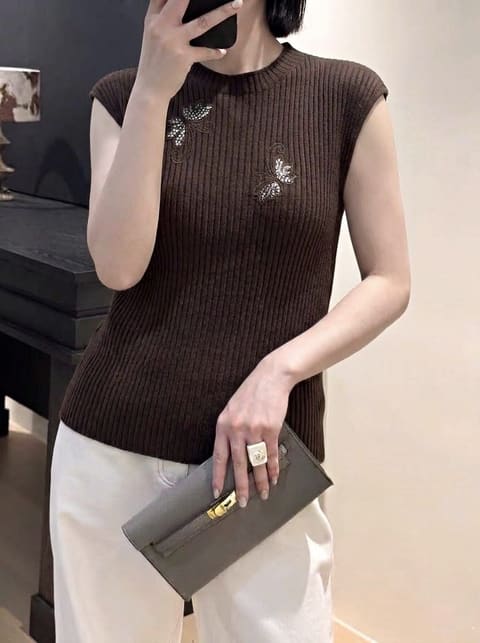 🟤深咖色 复古深咖，秋季经典主力色 醋酸羊绒混纺，垂感佳，上身显贵 蝴蝶镂空绣花，细节精巧，基础版型做出差异化 半高领简约大气，坑条剪裁，收敛身形显瘦 适配大衣、西装、针织开衫，耐脏实穿，走量优选色。