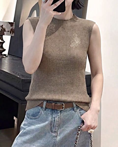 🤎卡其驼色 温柔驼调，秋日美拉德氛围感代表色 醋酸羊绒混纺，软糯顺滑，自带细腻柔光 胸前蝴蝶镂空刺绣，精致雅致，打破基础款单调感 半高领小立领，修饰脖颈，竖坑条弹力织法，修身不紧绷 单穿高级，内搭开衫、西装都适配，门店非常好组货。