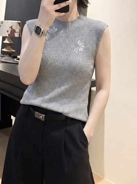 🩶灰色 清冷高级麻灰色，简约松弛气质 醋酸羊绒面料，触感柔软，轻薄保暖不闷身 蝴蝶镂空刺绣做细节点缀，简约而不普通 小半高领不挑脸型，坑条肌理修饰身形，显瘦利落 通勤休闲都能驾驭，深浅外套都可以搭配。