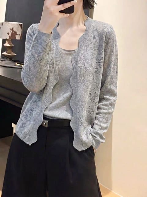 🩶浅灰 雾调高级浅灰，清冷柔和，弱化蕾丝的甜腻感，知性松弛。不挑黄皮，日常通勤百搭，搭配吊带、
