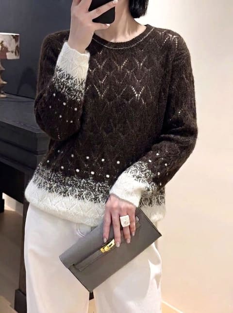 🤎深咖色 美拉德本命深咖，秋季热门主力色 经典深色，显瘦耐穿，实穿度很高 镂空菱格绞花+下摆米白渐变提花，增加设计感，不会沉闷老气 圆领柔和不挑脖颈，适配秋季各类下装，实体店走量爆款色。