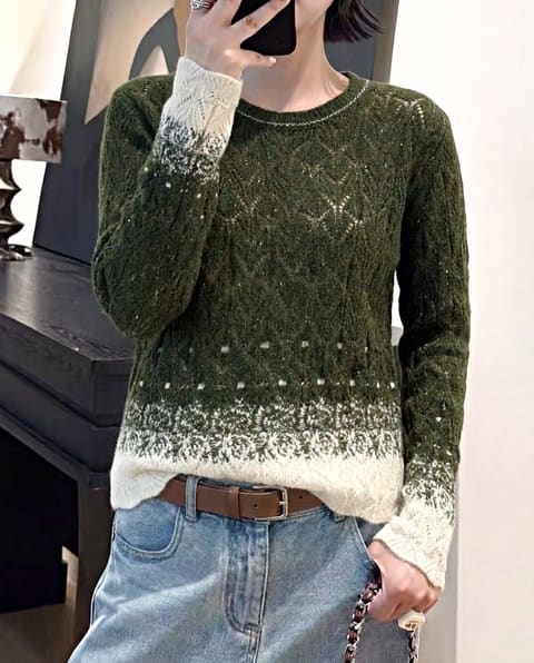 💚墨绿色 复古森调墨绿，把秋日氛围感穿在身上 浓郁沉稳色调，高级不显老气 镂空绞花针织，面料自带肌理，衣摆袖口撞色米白渐变提花，中和深色沉闷 文艺复古调性拉满，搭配牛仔、半裙氛围感十足，陈列很吸客。