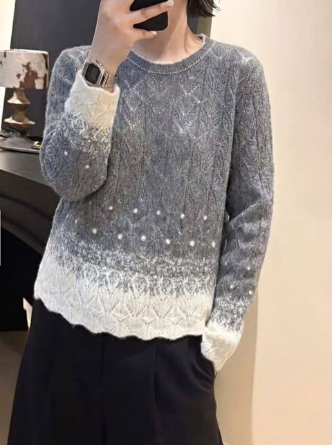 🩶麻灰色 柔和低饱和麻灰调，清冷松弛文艺感 整件重工镂空绞花织法，通透有肌理，早秋单穿舒适透气 衣摆+袖口米白渐变提花，复古民族花纹，层次丰富不单调 圆领做了细碎毛边细节，弱化刻板感 不挑皮不挑年龄，通勤休闲两相宜，门店百搭好组货。