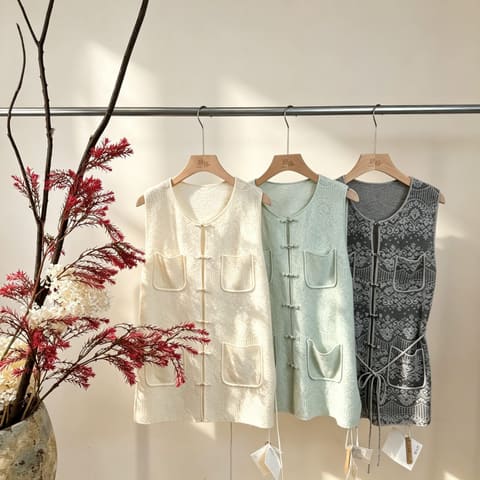 YG-6051 新中式圆领浮雕提花盘扣针织马甲 第 2 张
