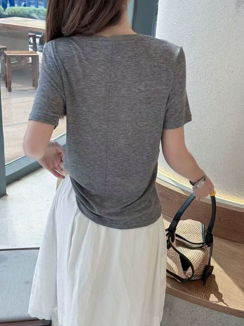 9513后背拼接前钉扣圆领款 第 8 张