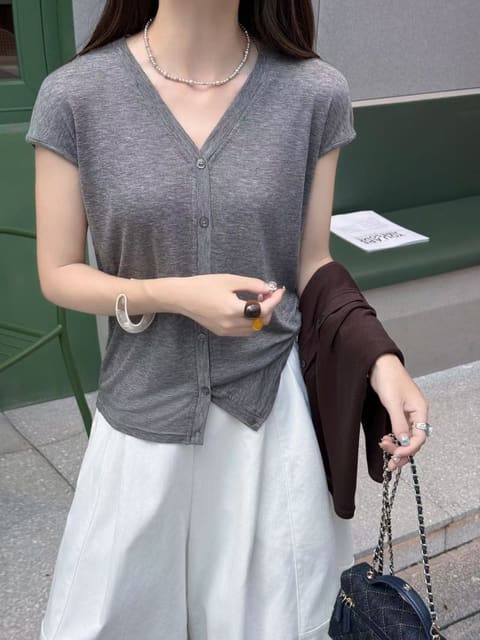 9676鸡心领钉扣背心 第 4 张