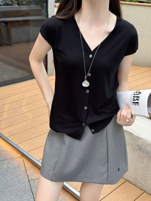 9676鸡心领钉扣背心 第 2 张